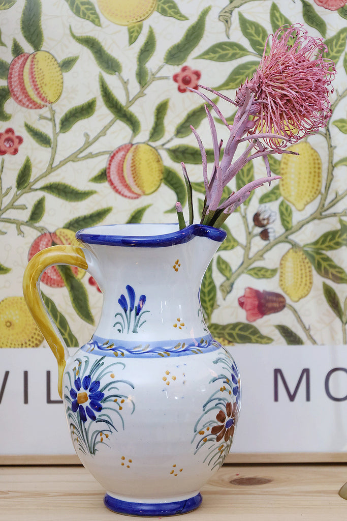 Pichet céramique, Peint à la main, Déco fleuri bleu, Anse jaune, Artisanat espagnol, Déco méditerranéenne, Vase fleuri, Table artistique.