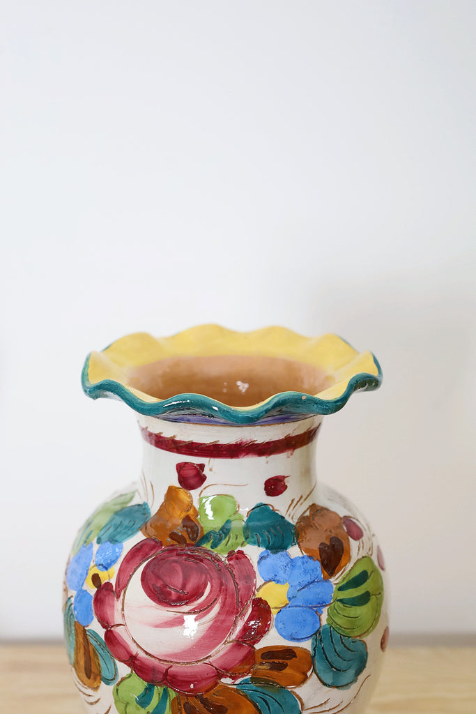 Vase céramique, Fait à la main, Décors fleurs gravées, Jeu de matière, Couleurs vives, Artisanat artistique, Objet décoratif, Ambiance joyeuse