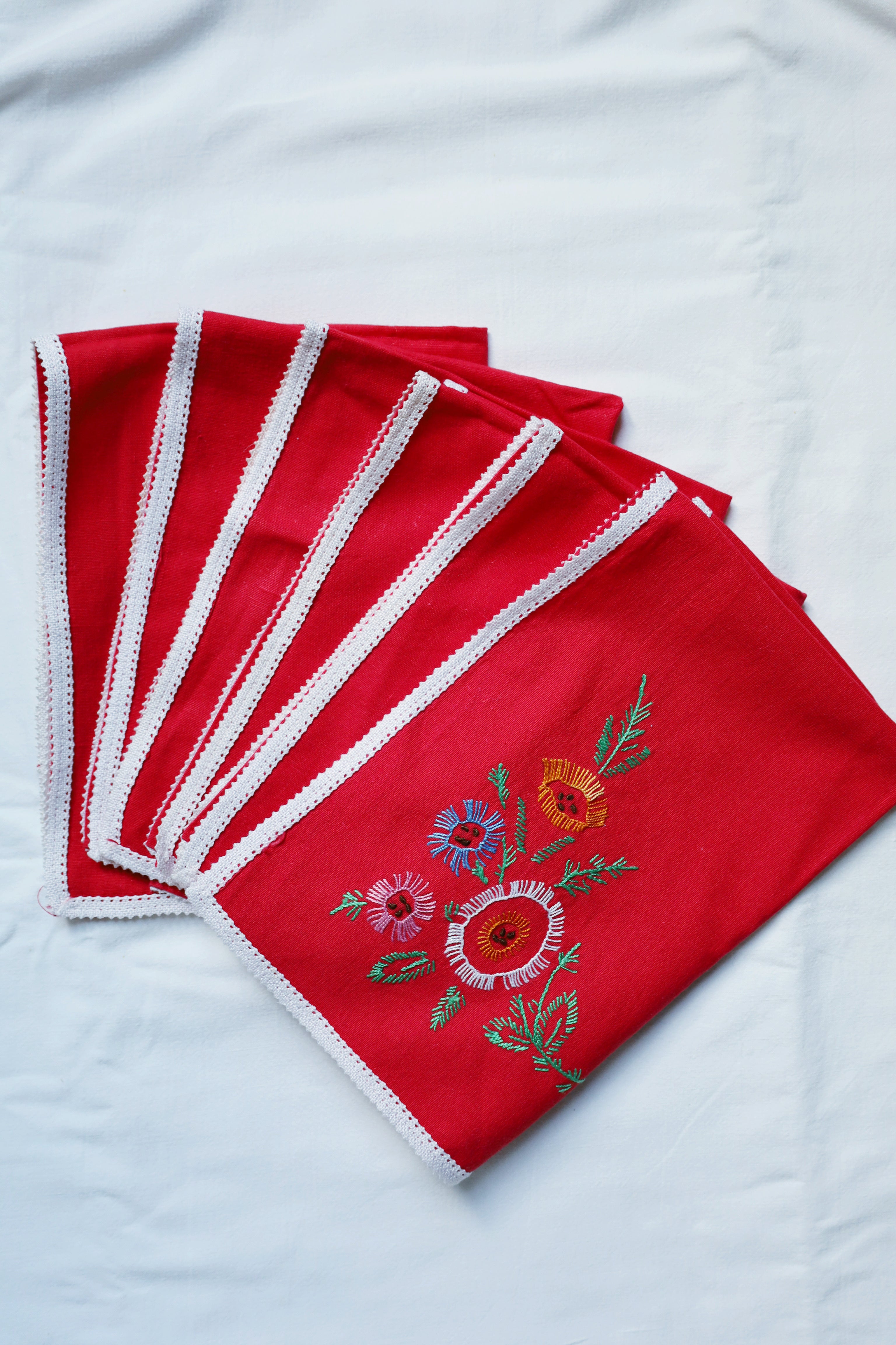 Lot de 2 sets de table ronds brodés en dentelle - Motif floral européen - Rouge - Maison Lot de 2 sets de table ronds brodés en dentelle - Motif floral européen - Rouge - Maison