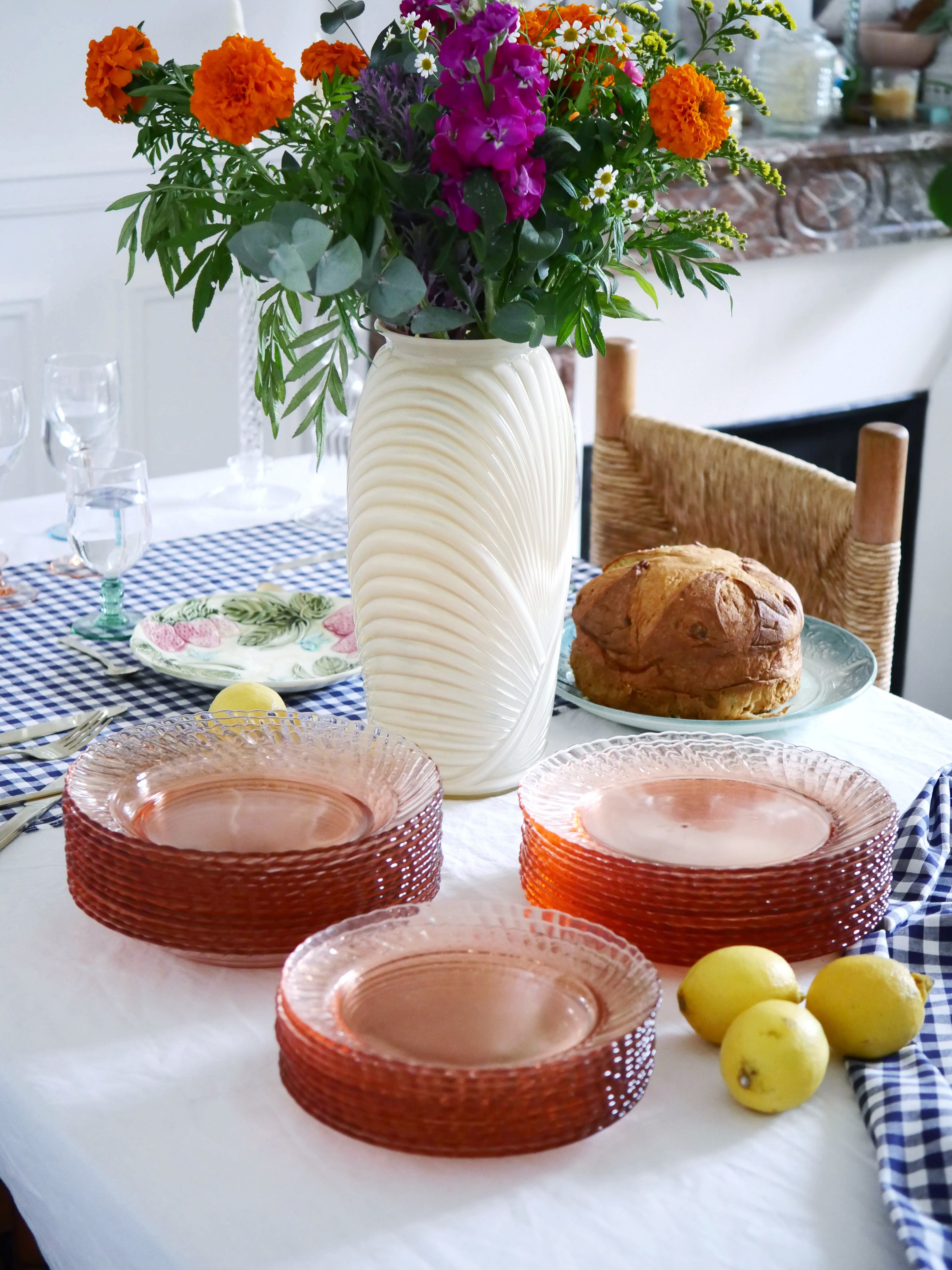 Lot de 6 assiettes plates en verre moulé rose Luminarc Arcoroc modèle Lot de 6 assiettes plates en verre moulé rose Luminarc Arcoroc modèle
