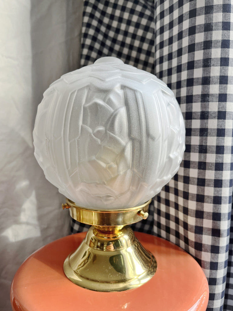 lampe vintage lampe ancienne globe ancien lampe à poser Sélection coeur selency lampe laiton globe verre gravé art déco