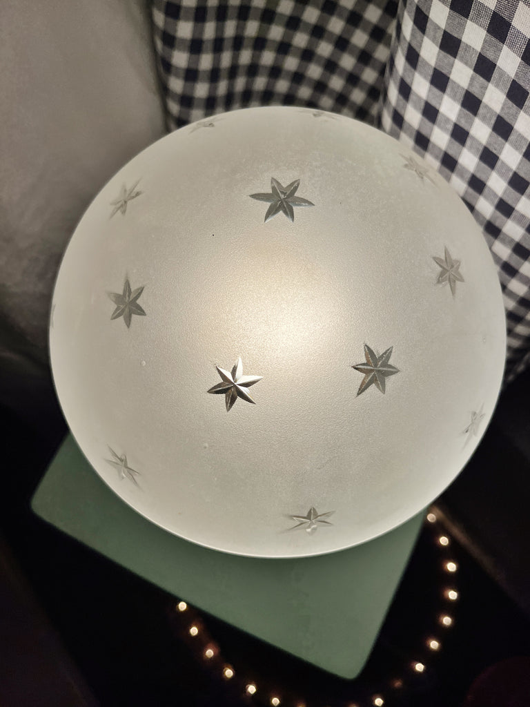 Lampe ancienne lampe vintage globe chiné globe ancien luminaires selency Sélection Coeur lampe à poser vanity boum précieuses globe étoilé étoile