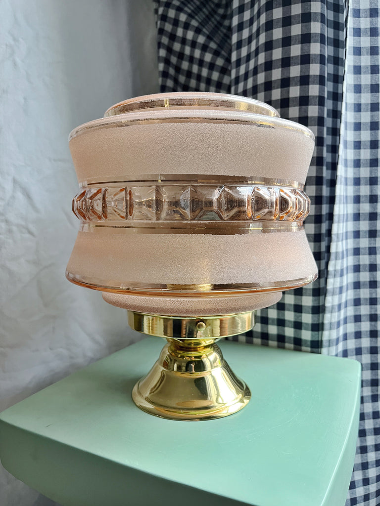Lampe ancienne lampe vintage globe chiné globe ancien luminaires selency Sélection Coeur lampe à poser vanity boum précieuses verre granité rose