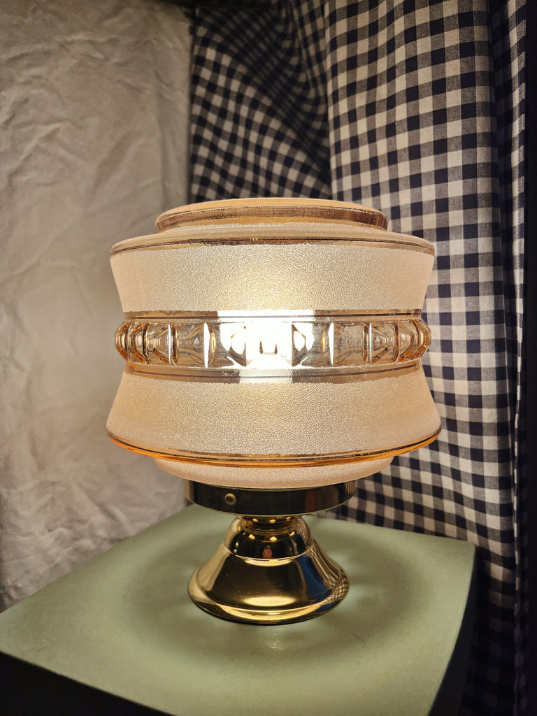 Lampe ancienne lampe vintage globe chiné globe ancien luminaires selency Sélection Coeur lampe à poser vanity boum précieuses verre granité rose
